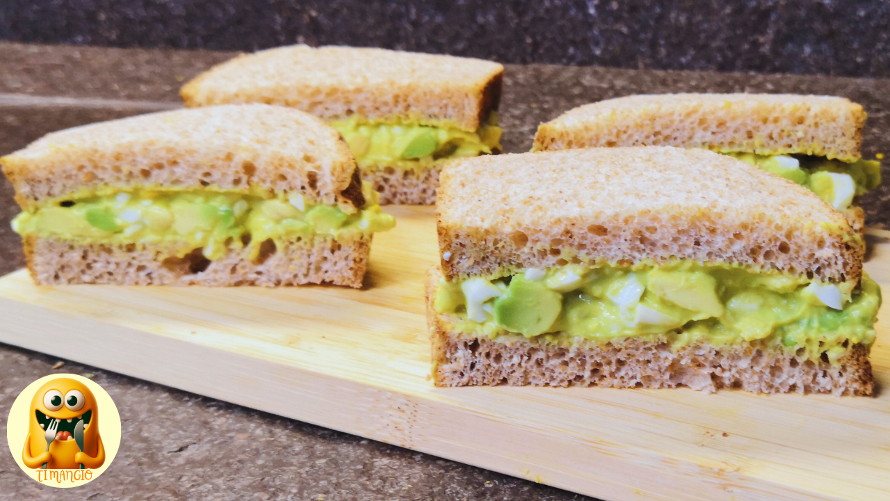 Avocado egg salad cremosa in ciotola, ricetta con soli 4 ingredienti