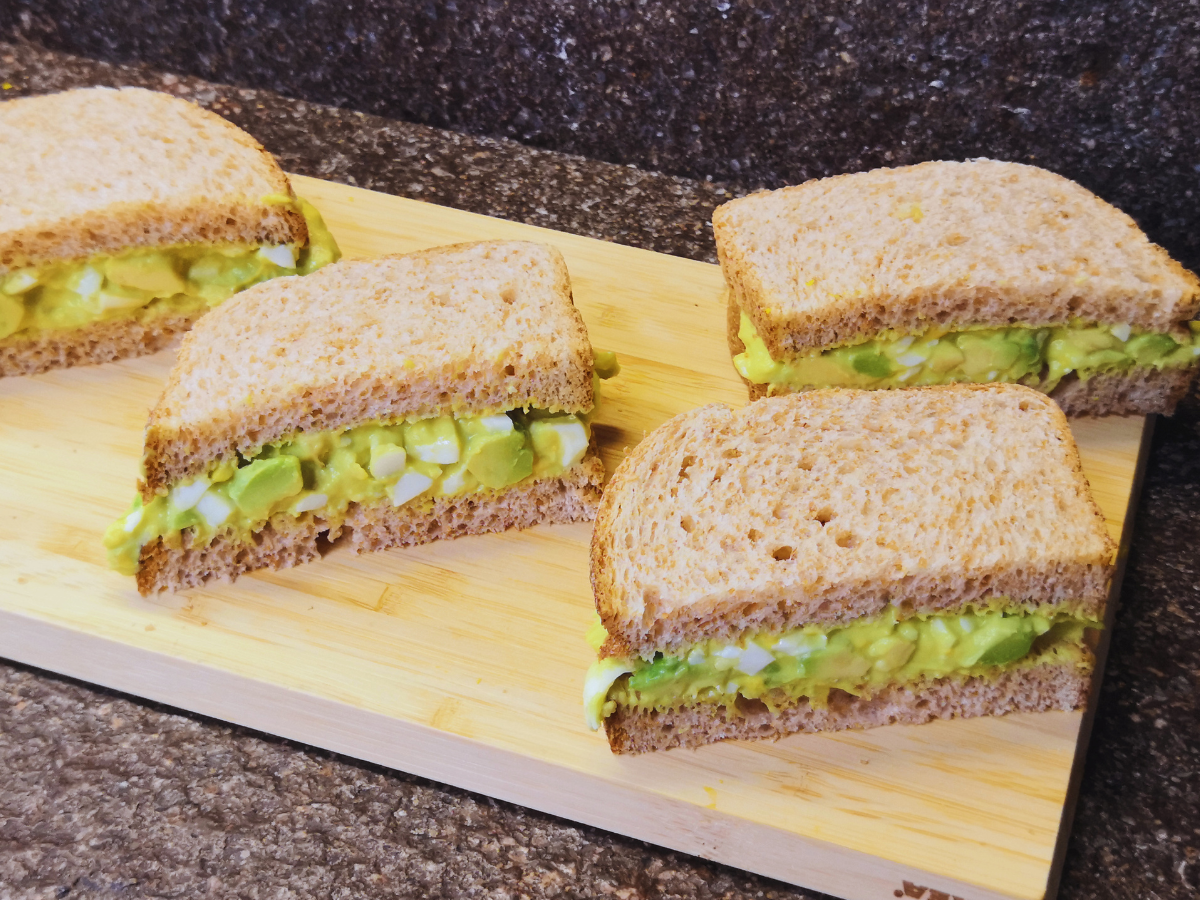 Avocado egg salad cremosa, ricetta con soli 4 ingredienti