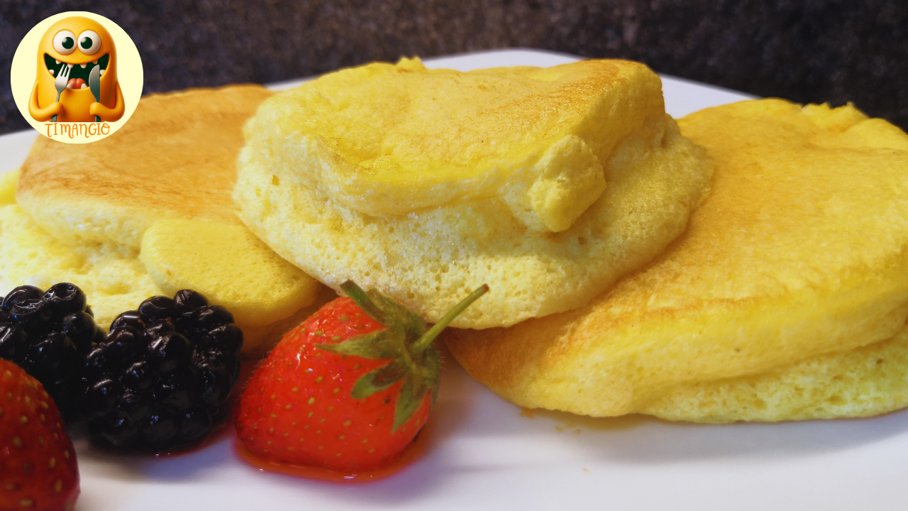 Pancake giapponesi alti e soffici impilati nel piatto con frutta