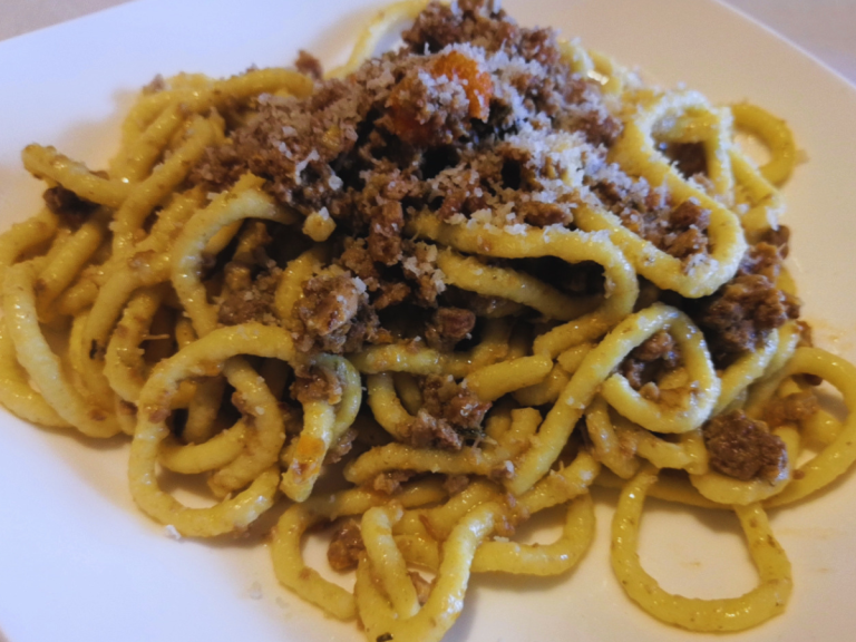 Ragù d'anatra alla veneta servito con pasta fresca