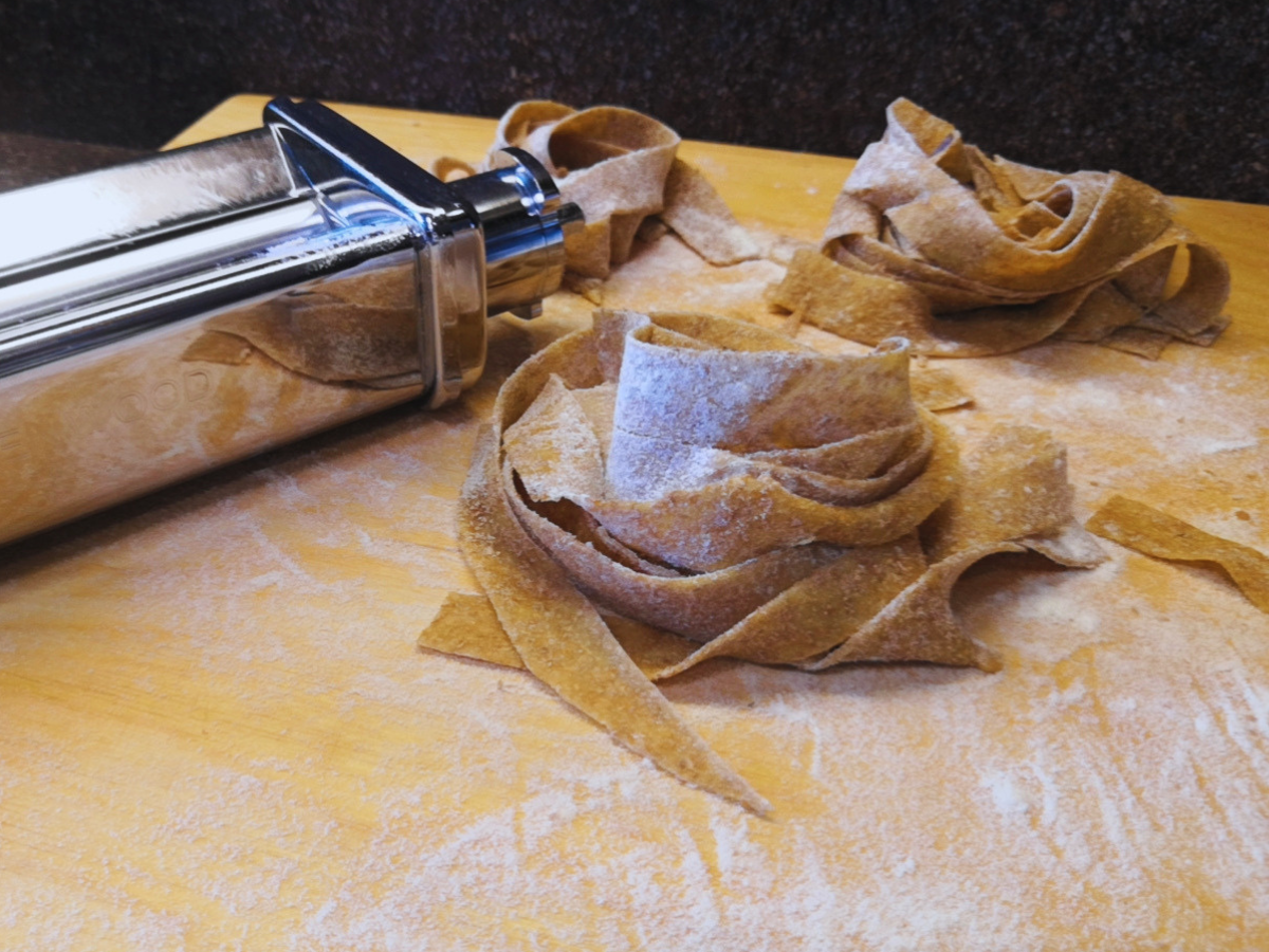 Pasta fresca all'uovo preparata con la planetaria, sfoglia pronta per tagliatelle