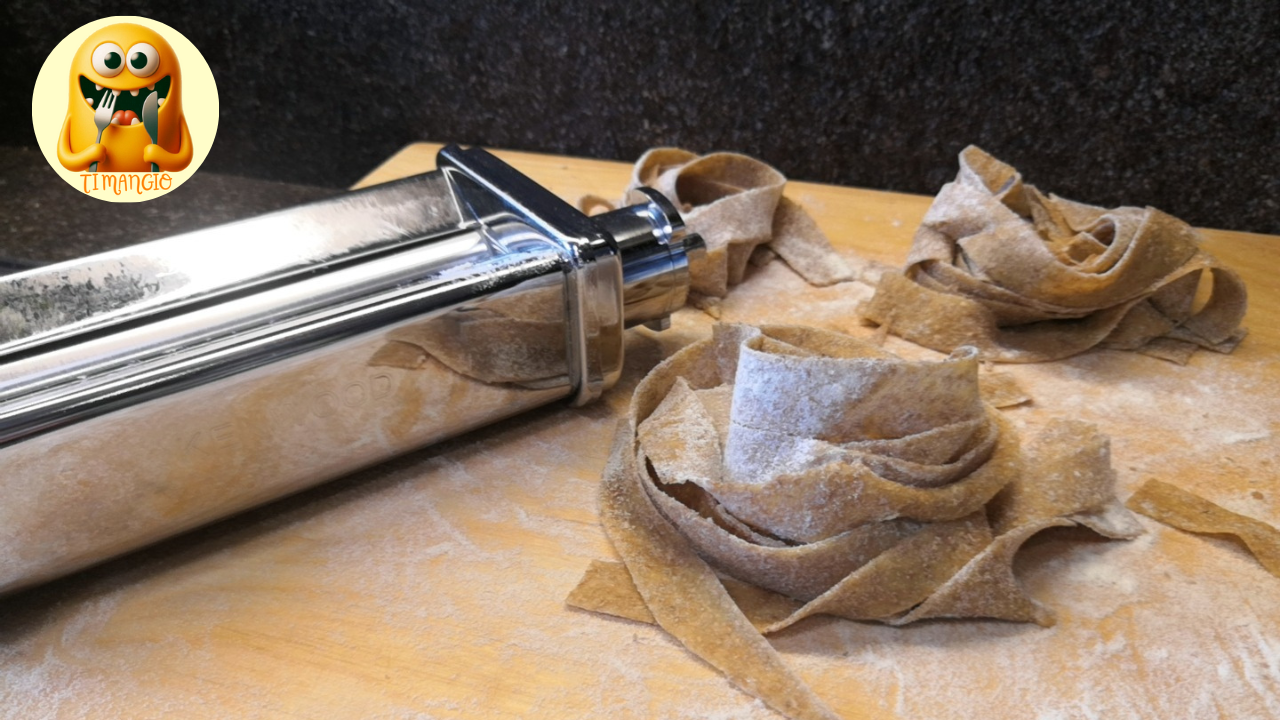 Pasta fresca all'uovo preparata con la planetaria, sfoglia pronta per tagliatelle