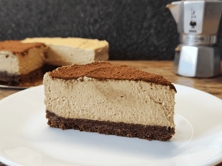 Cheesecake al caffè senza cottura vista dall'alto con cacao amaro