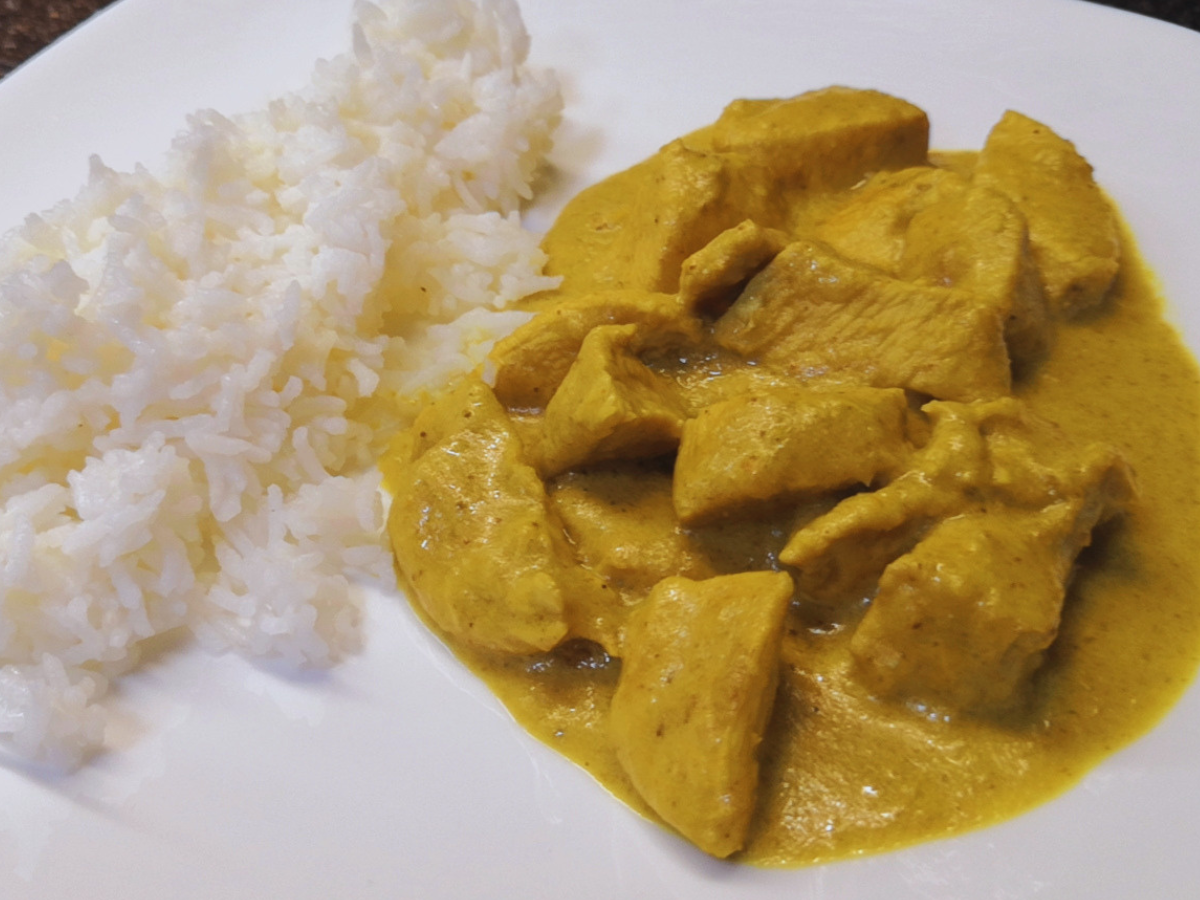 Pollo al curry cremoso con latte di cocco in padella